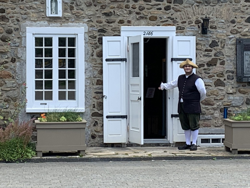 GUIDED TOUR FROM THE CELLAR TO THE ATTIC (in french)